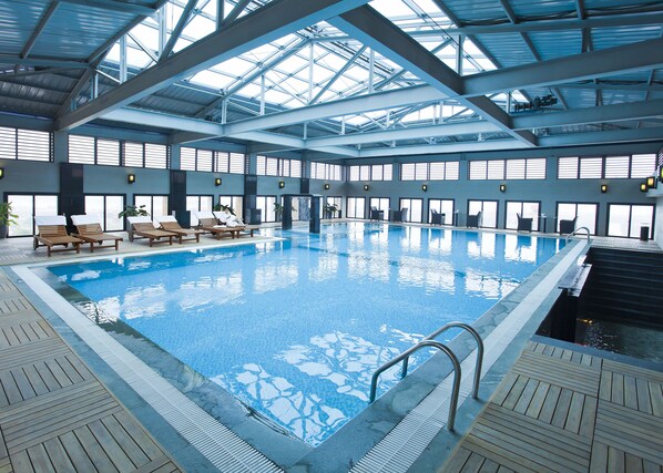 สระว่ายน้ำในร่ม, สระว่ายน้ำกลางแจ้ง