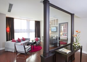 xSenior Suite, 1 Double Bed | ห้องนั่งเล่น | ทีวีจอแอลซีดี 32 นิ้ว พร้อมช่องดาวเทียม, ทีวี