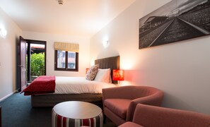 Quarto casal premium (Queen Room) | Ferros/tábuas de passar roupa, Wi-Fi de cortesia, roupa de cama