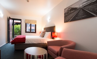 Quarto casal premium (Queen Room) | Ferros/tábuas de passar roupa, Wi-Fi de cortesia, roupa de cama