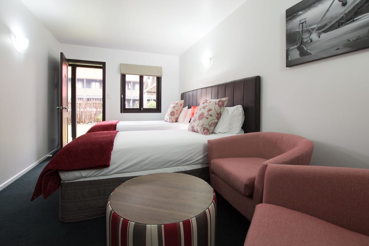Habitación Premium con 2 camas individuales (Twin Room ) | Tabla de planchar con plancha, wifi gratis y ropa de cama