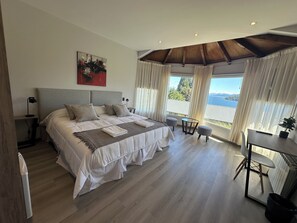 Studio Suite Superior, 2 kamar tidur, pemandangan danau | Seprai antialergi, minibar, brankas, dan didekorasi berbeda-beda