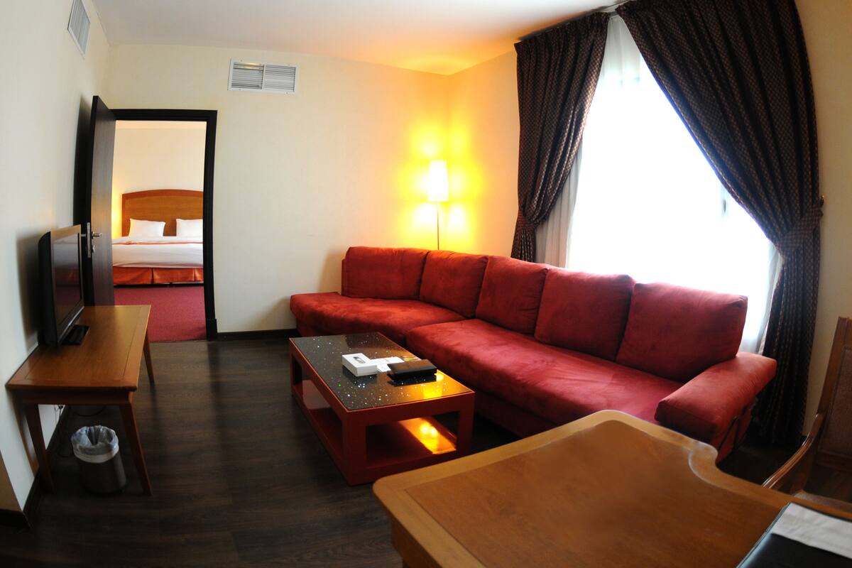 Familien-Suite, 2 Schlafzimmer | Wohnbereich | Fernseher, Kamin, DVD-Player