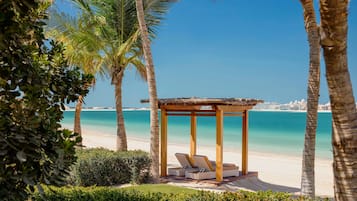 Privatstrand, weißer Sandstrand, Liegestühle, Sonnenschirme