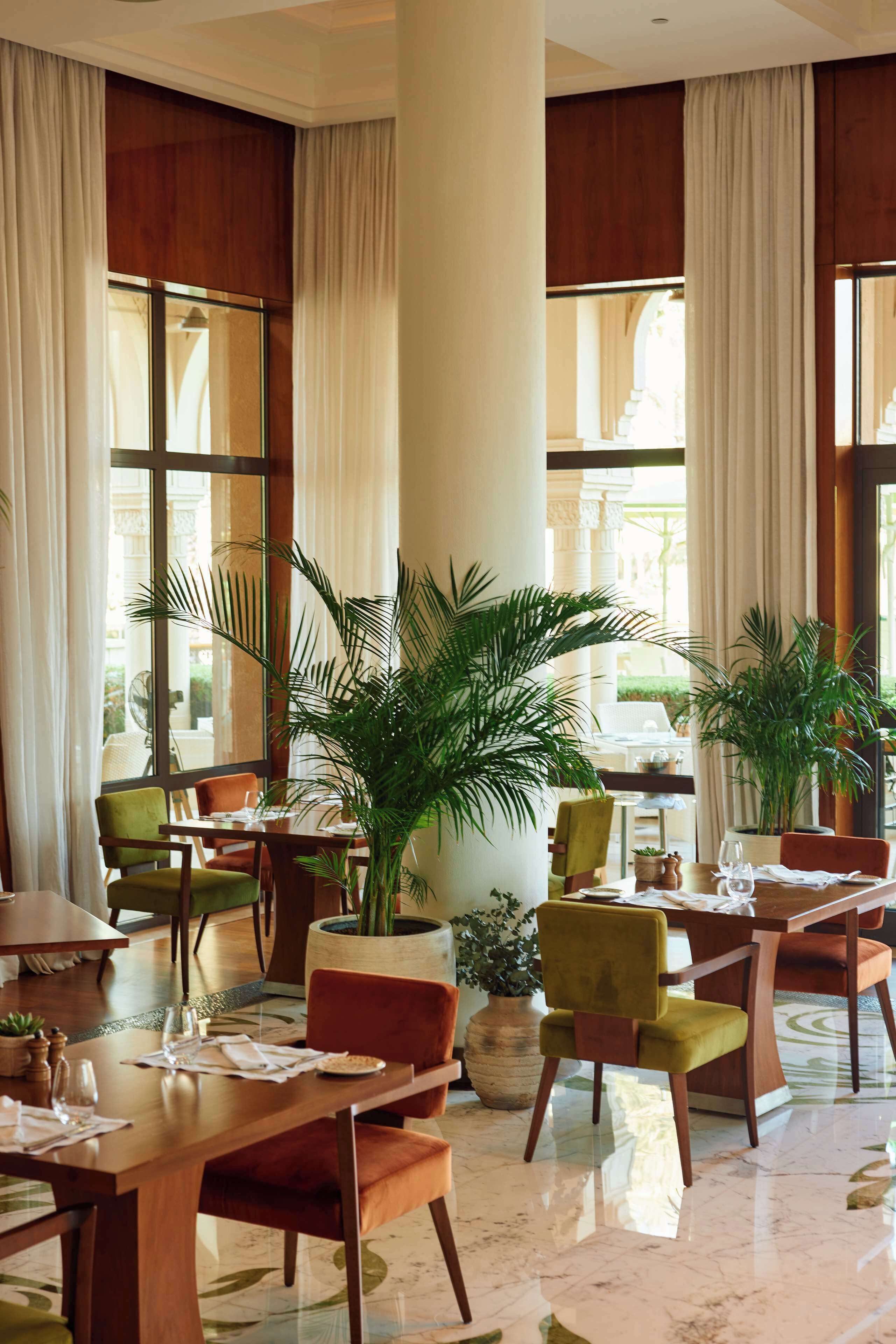 3 restaurants, lunch served