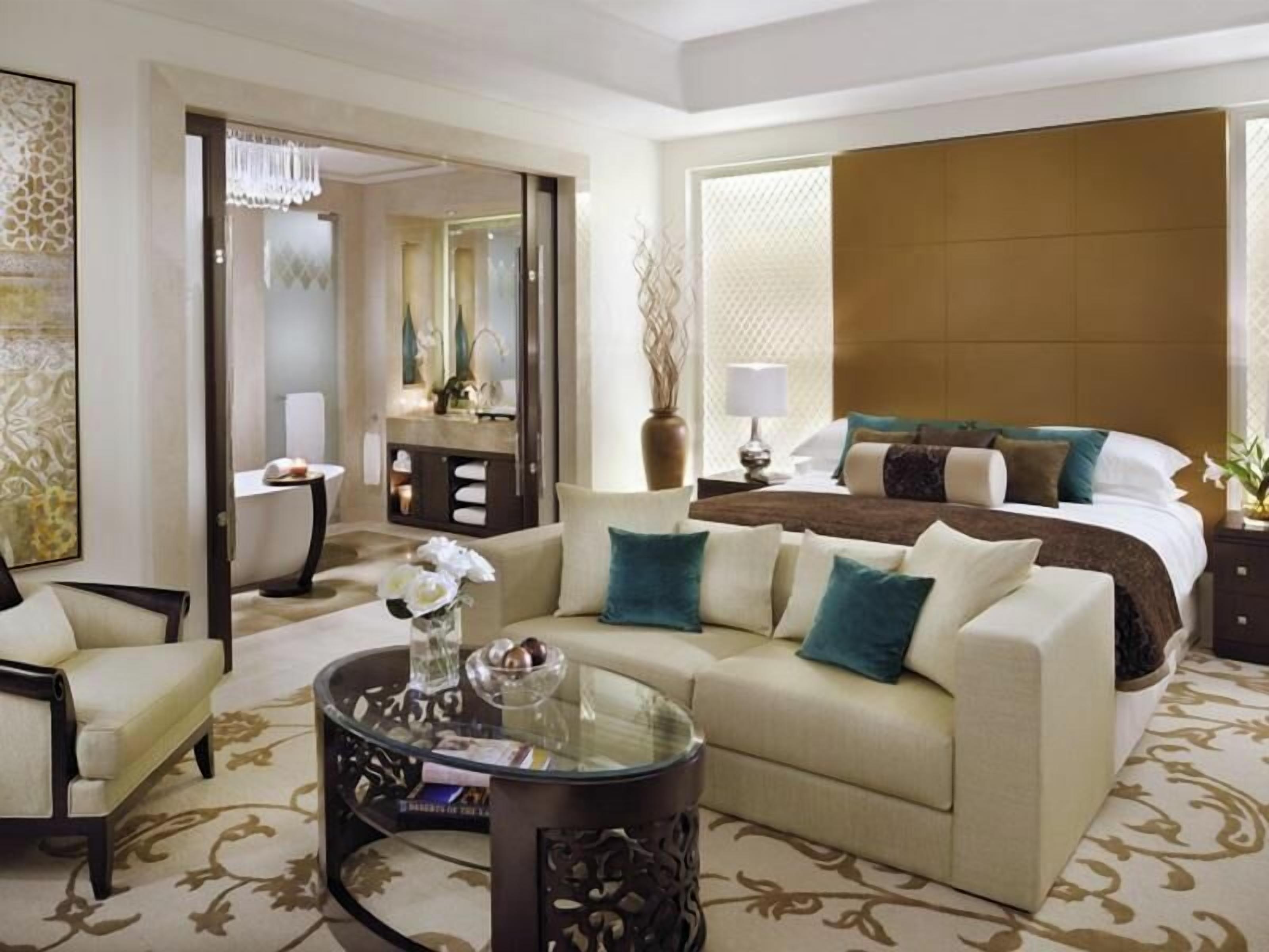 高級寝具、ミニバー、セーフティボックス (室内)、客室ごとに異なる装飾