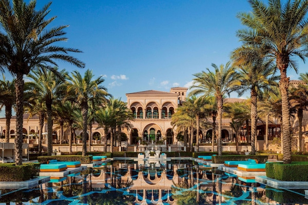 Piscine extérieure, parasols de plage, chaises longues