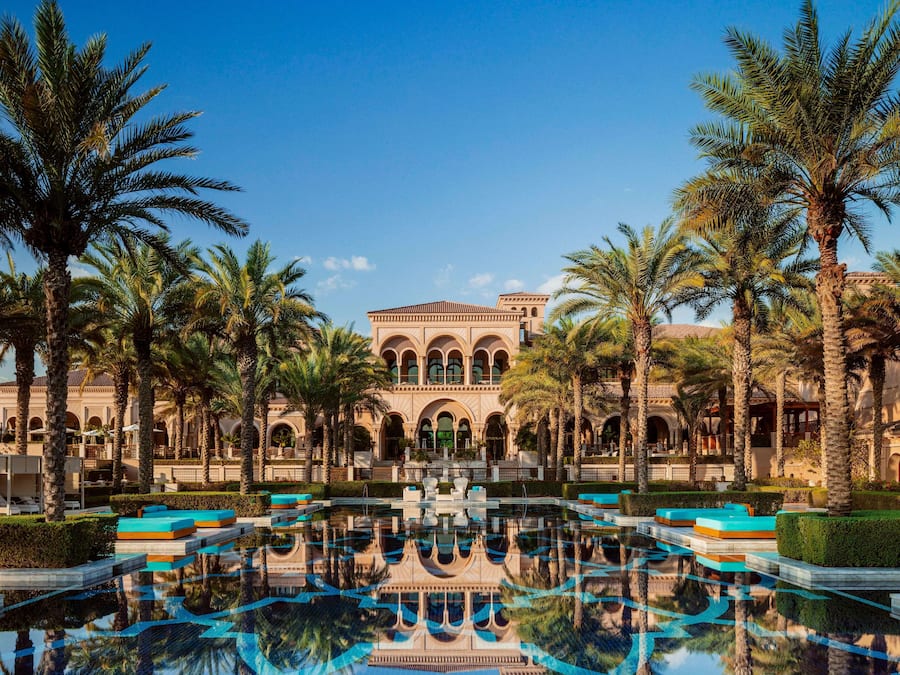 Ulkouima-allas, aurinkovarjoja, aurinkotuoleja