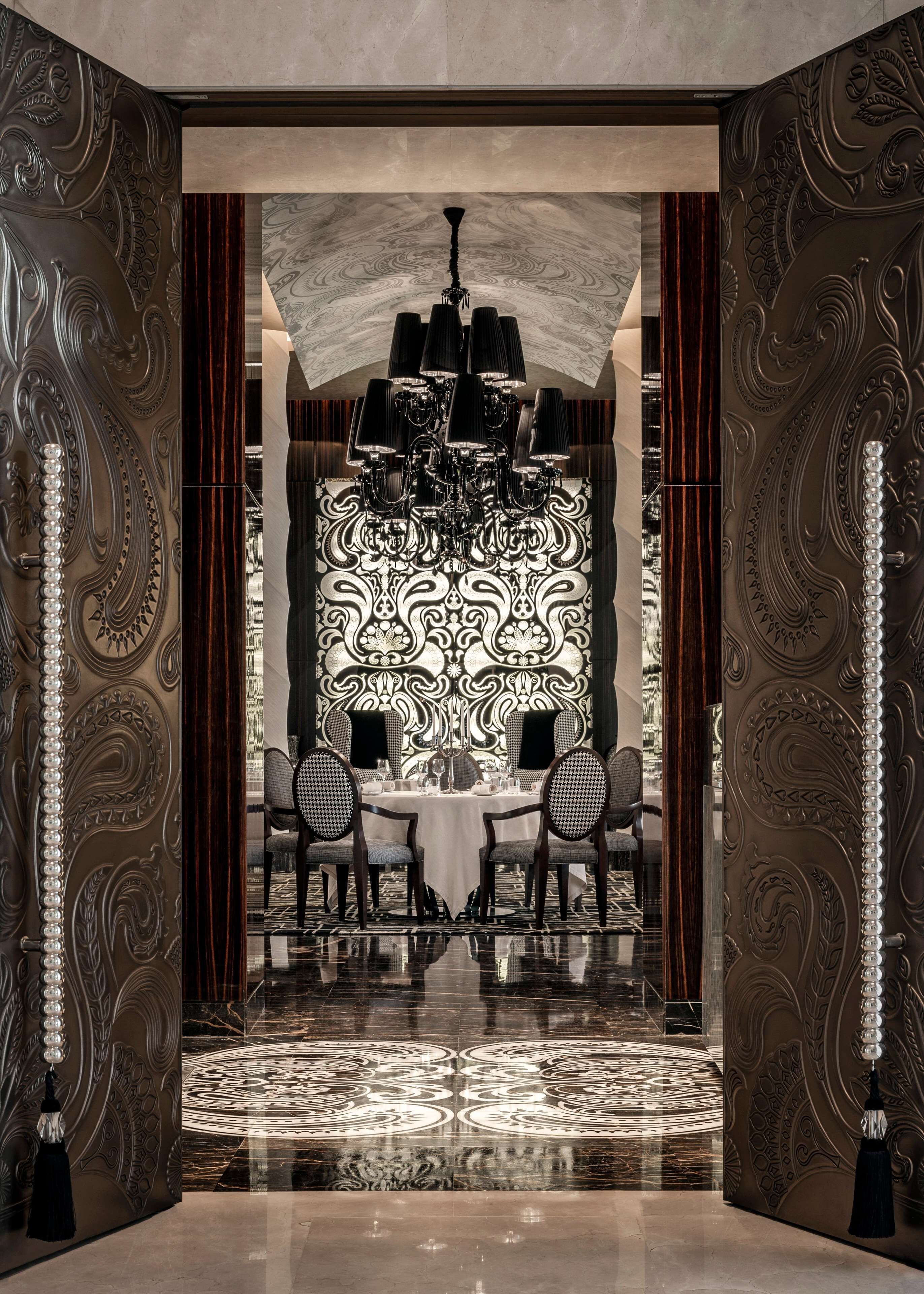 3 restaurants, lunch served