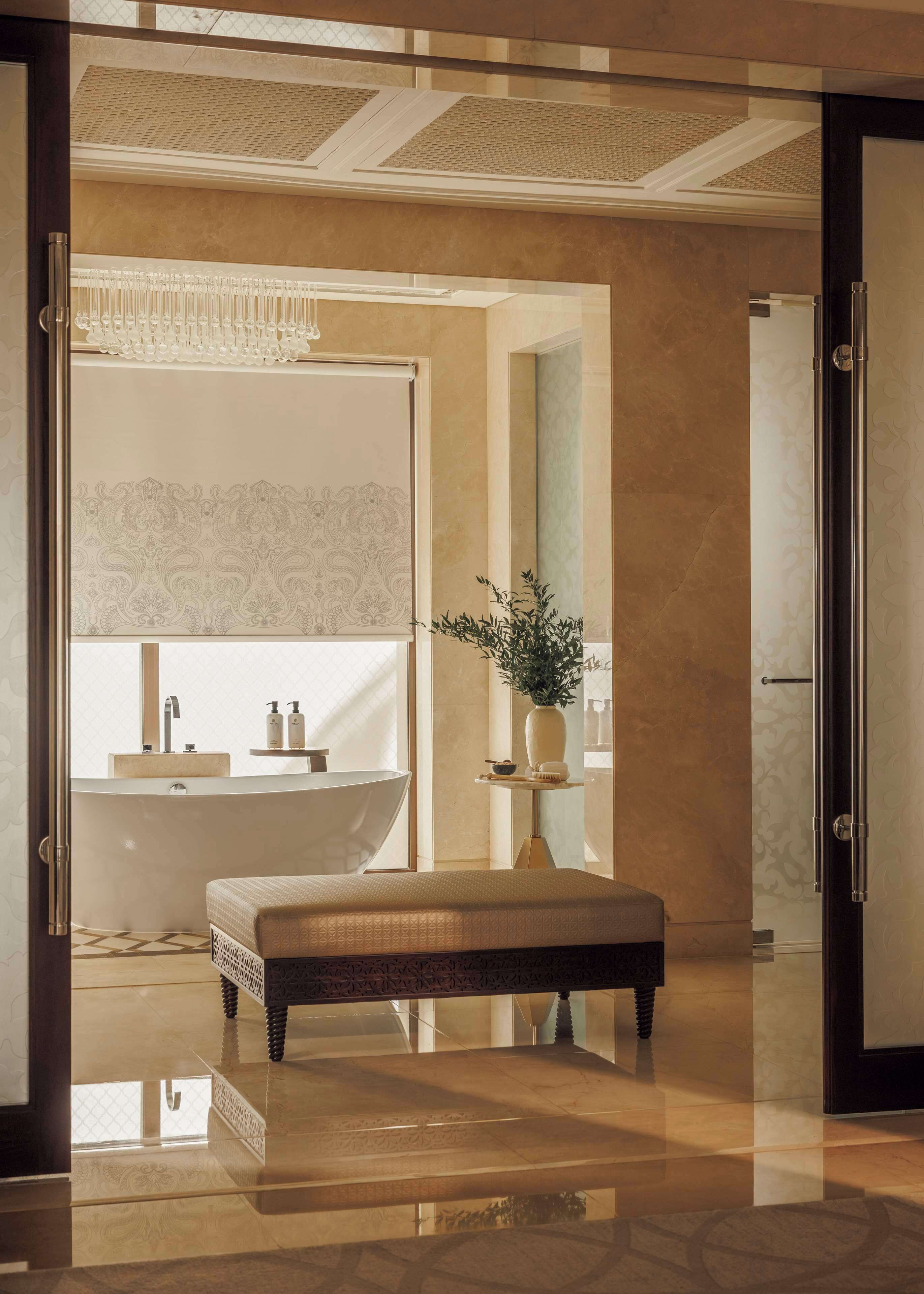 獨立浴缸和淋浴設備、全浸式浴缸、淋浴花灑、免費盥洗用品