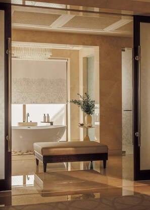 Bañera y ducha independientes y bañera profunda