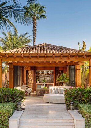 Outdoor pool, pool umbrellas, pool loungers - One&Only The Palm (Dubai)