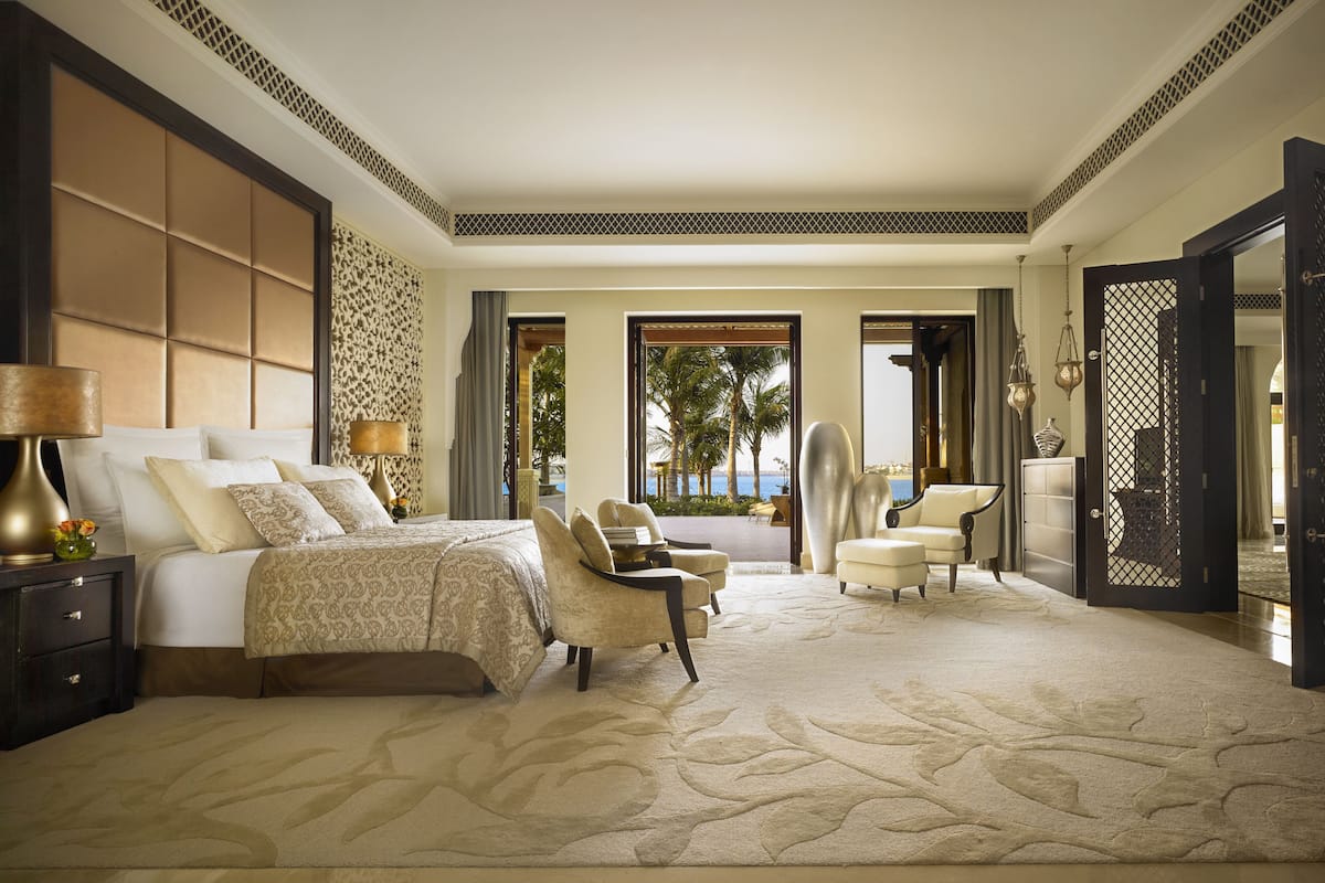 高級寝具、ミニバー、セーフティボックス (室内)、客室ごとに異なる装飾