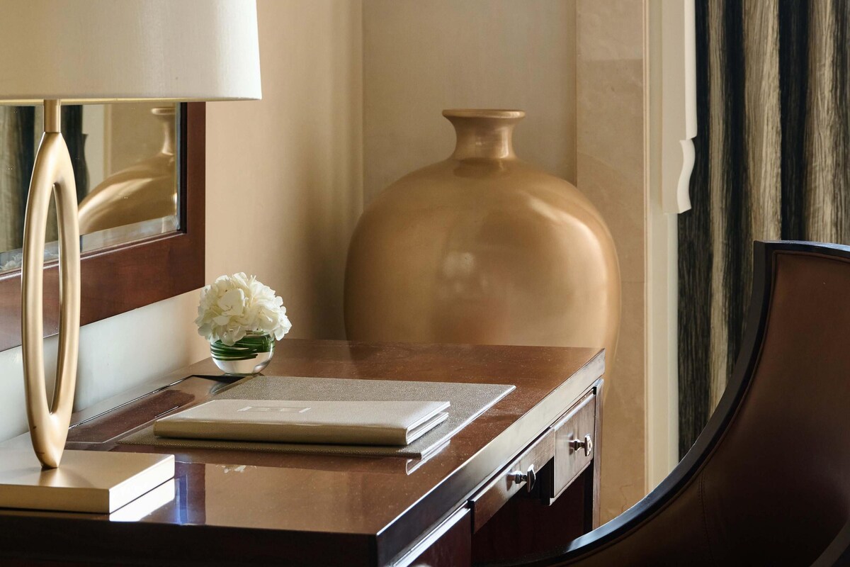 Luxe beddengoed, een minibar, een kluis op de kamer, een bureau