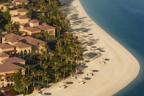 Privatstrand, weißer Sandstrand, Liegestühle, Sonnenschirme
