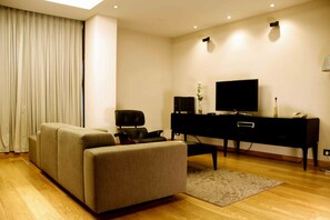 TV LED, docking station per iPod, film pay-per-view