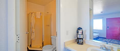 Habitación, 1 cama Queen size, para no fumadores | Baño | Regadera, amenidades de baño gratuitas, toallas