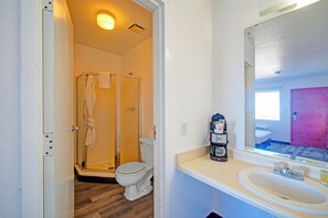 Quarto, 1 cama Queen, para não fumantes | Banheiro | Chuveiro, produtos de toalete grátis, toalhas de banho