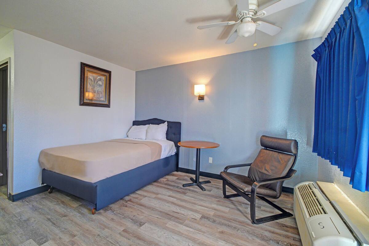 Quarto, 1 cama King | 1 quarto, roupas de cama premium, escrivaninha