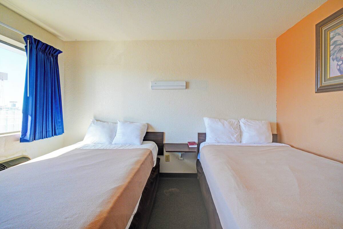 Quarto, 2 camas Queen, para não fumantes | 1 quarto, roupas de cama premium, escrivaninha