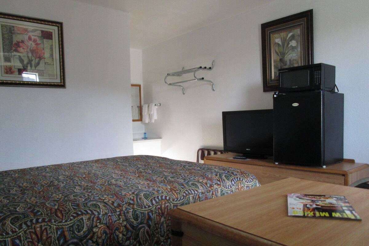 Standard Room, 1 Queen Bed, Non Smoking | 1 bedroom, premium bedding, desk, bed sheets