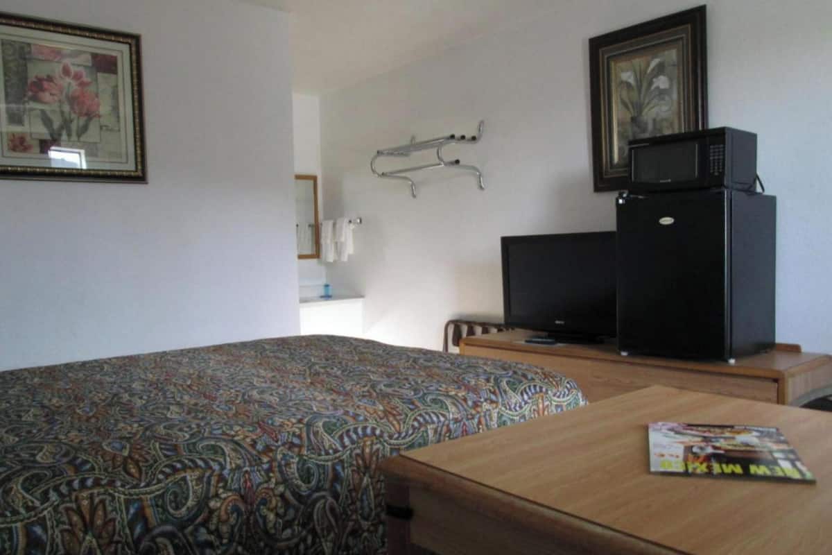 Room, 1 King Bed | 1 bedroom, premium bedding, desk, free wired Internet