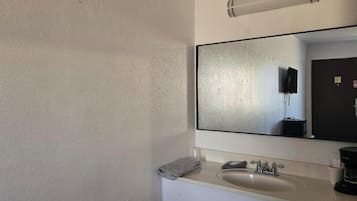 Shower, free toiletries, towels
