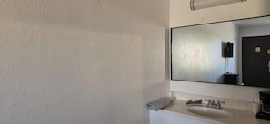 Shower, free toiletries, towels