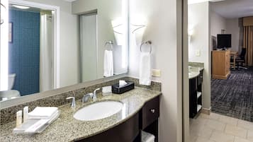 Combined shower/tub, free toiletries, hair dryer, towels