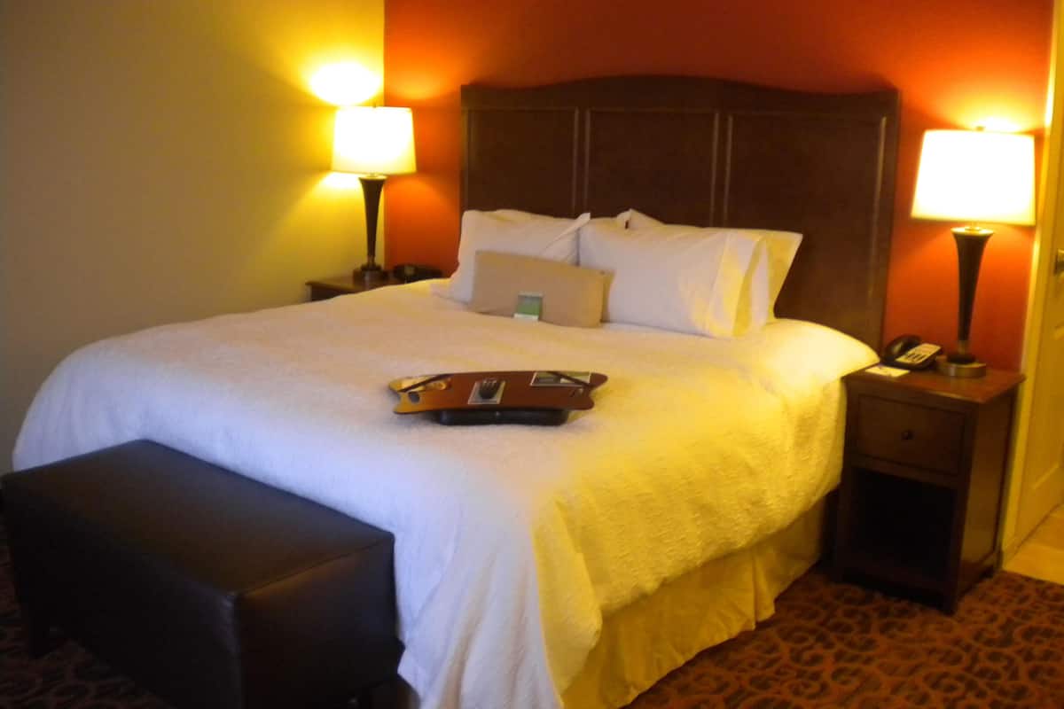 خزنة داخل الغرفة ومساحة عمل للكمبيوتر المحمول وستائر تعتيم ومكواة/لوح كي