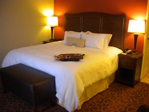 Room, 1 King Bed, Non Smoking | In-room safe, laptop workspace, blackout drapes, iron/ironing board - Hampton Inn & Suites Cincinnati/Uptown-University Area (Cincinnati)