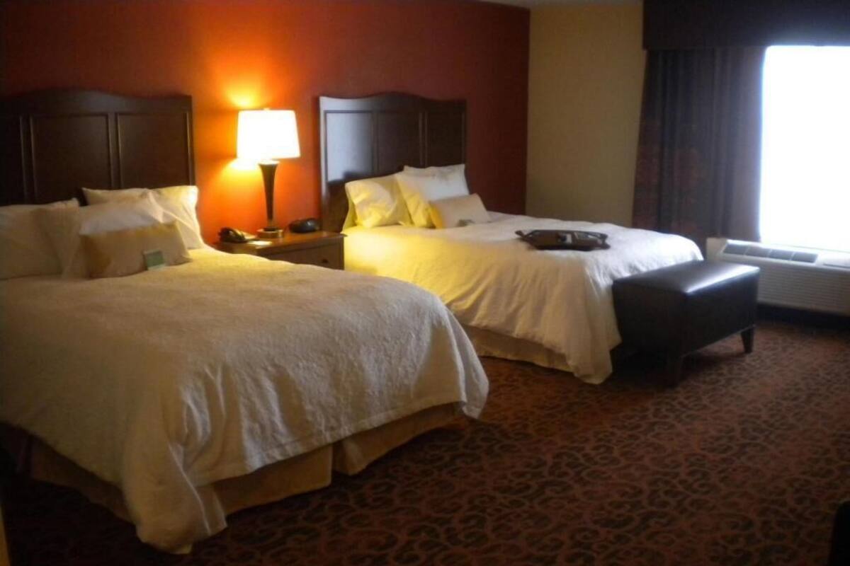 Caja de seguridad en la habitación y espacio para trabajar con laptop