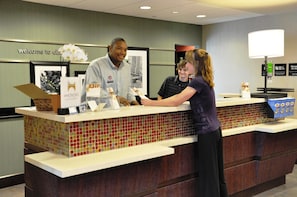 Reception - Hampton Inn & Suites Cincinnati/Uptown-University Area (Cincinnati)