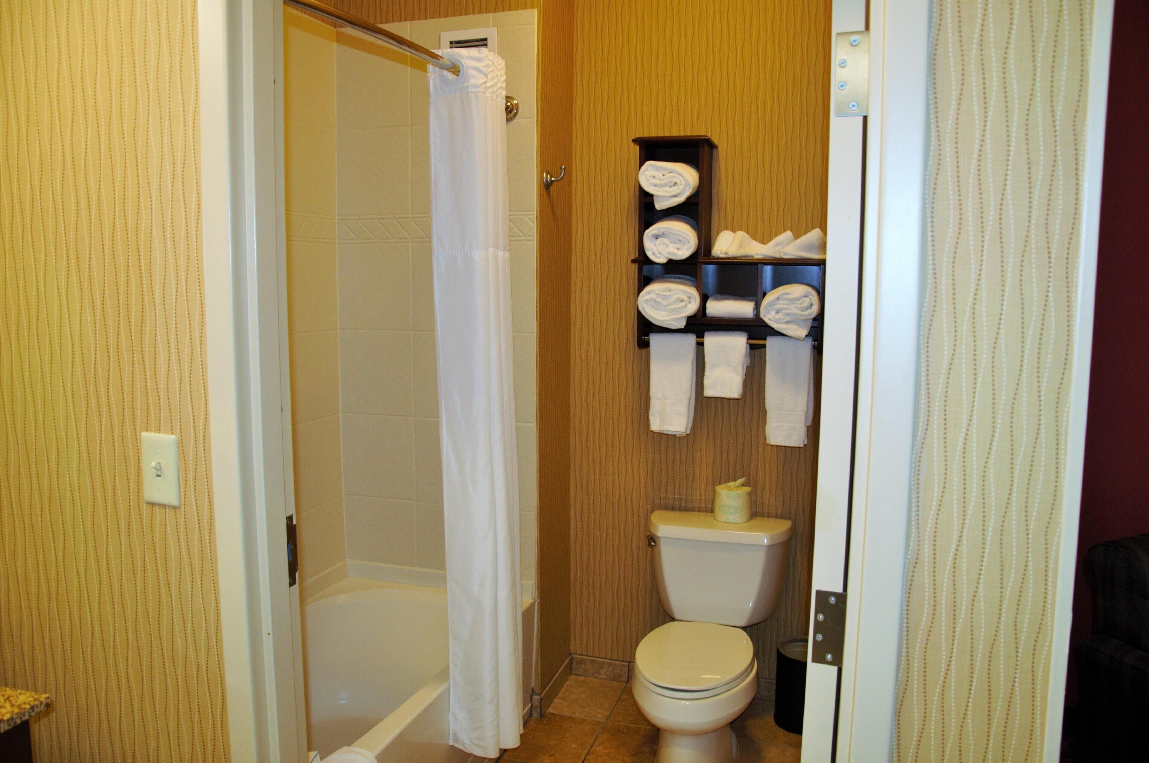 Combined shower/bathtub, hydromassage showerhead, free toiletries