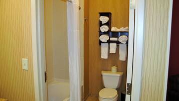 Combined shower/bathtub, hydromassage showerhead, free toiletries
