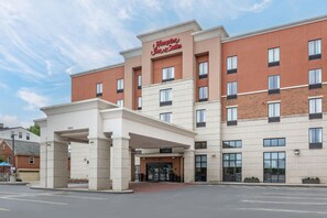 A Hampton Inn & Suites hotel with a brick facade, multiple windows, and a covered entrance. - Hampton Inn & Suites Cincinnati/Uptown-University Area (Cincinnati)