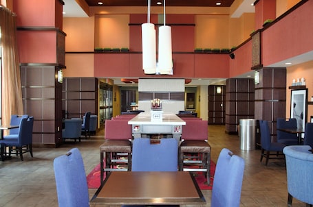 Lobby. Hampton Inn & Suites Cincinnati/Uptown-University Area