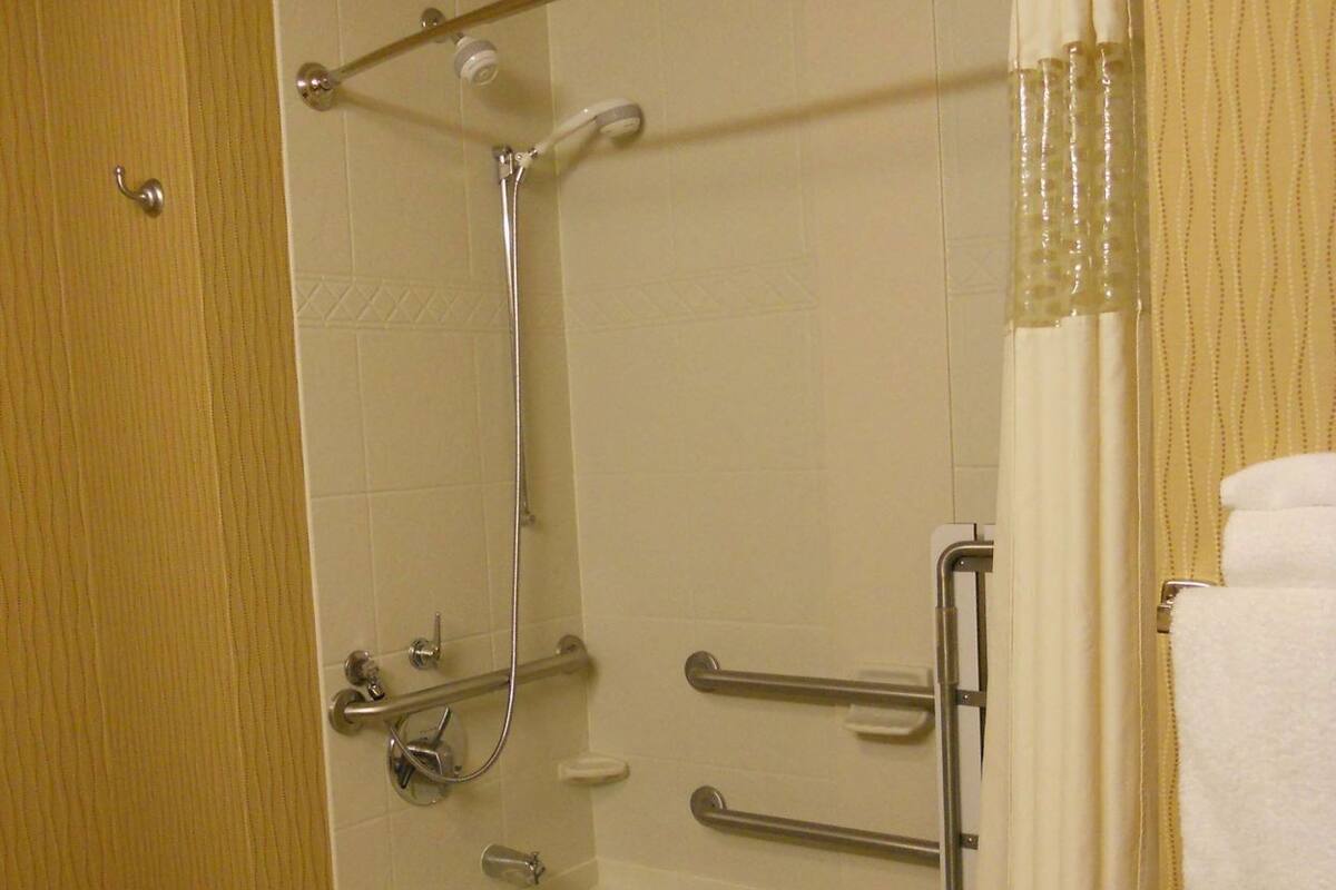 Baño | Tina con regadera y regadera con hidromasaje