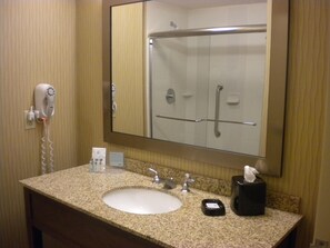 Bathroom - Hampton Inn & Suites Cincinnati/Uptown-University Area (Cincinnati)