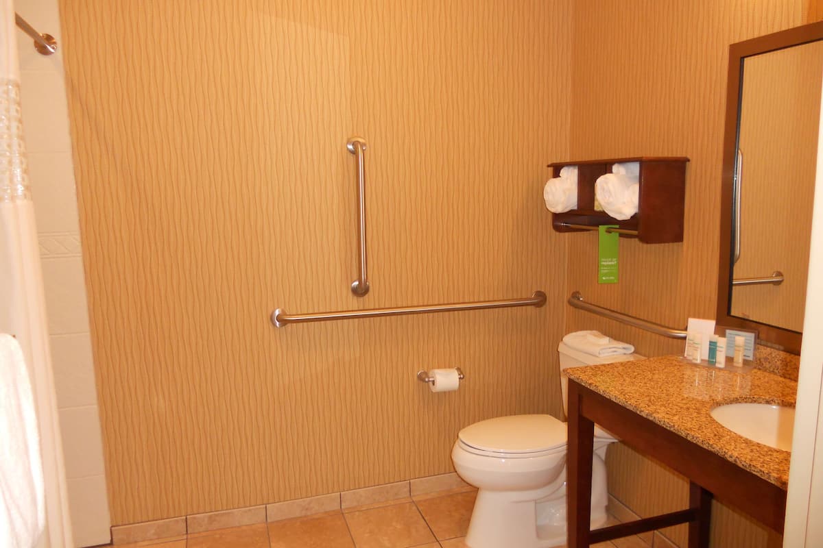 Combined shower/bathtub, hydromassage showerhead, free toiletries