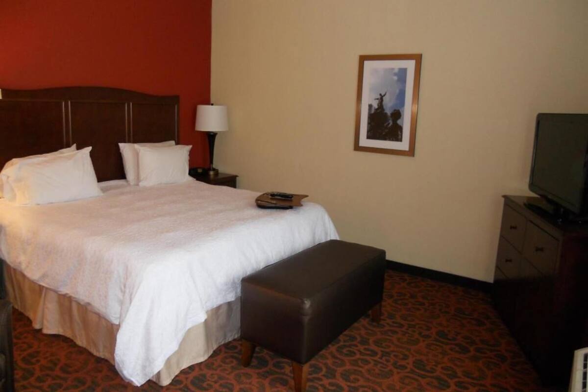 Caja de seguridad en la habitación y espacio para trabajar con laptop