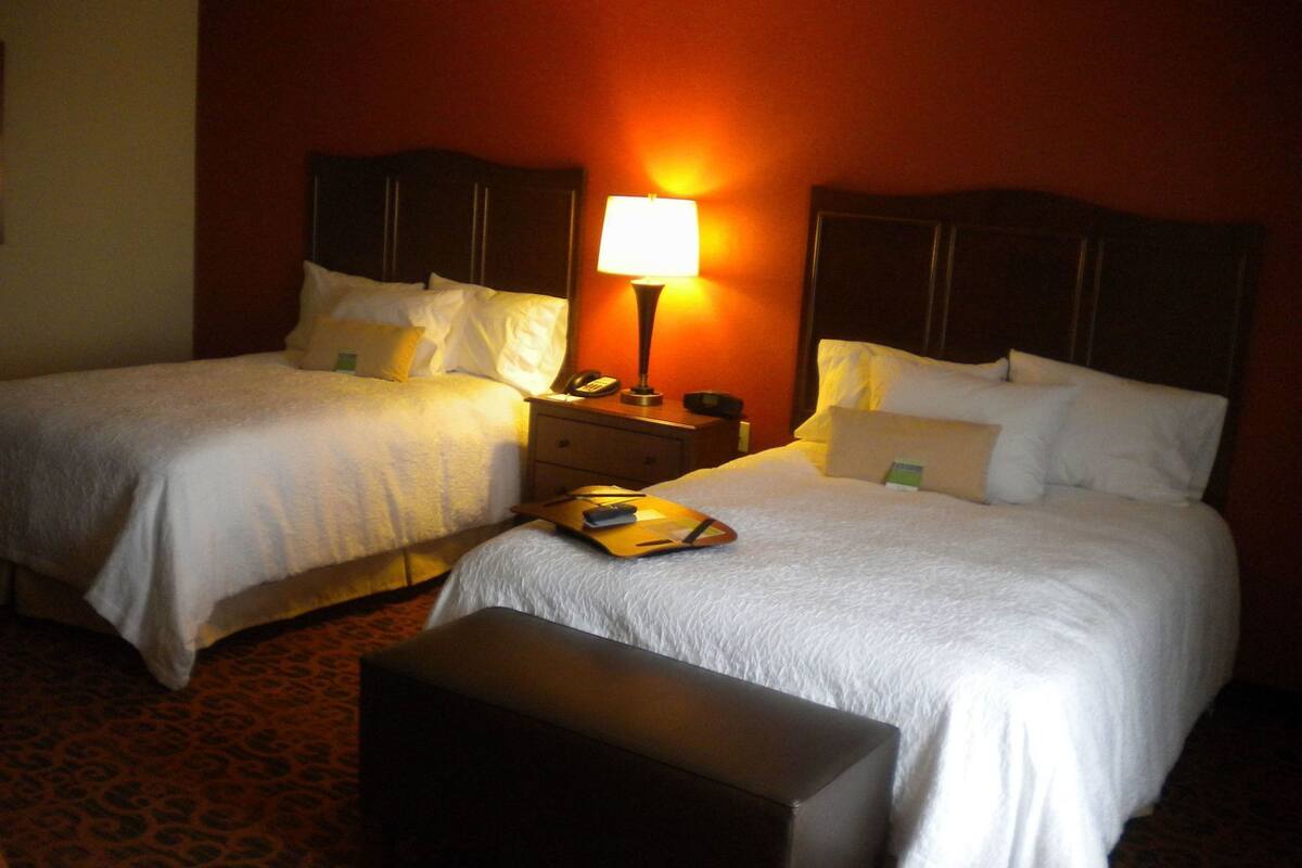 Caja de seguridad en la habitación y espacio para trabajar con laptop