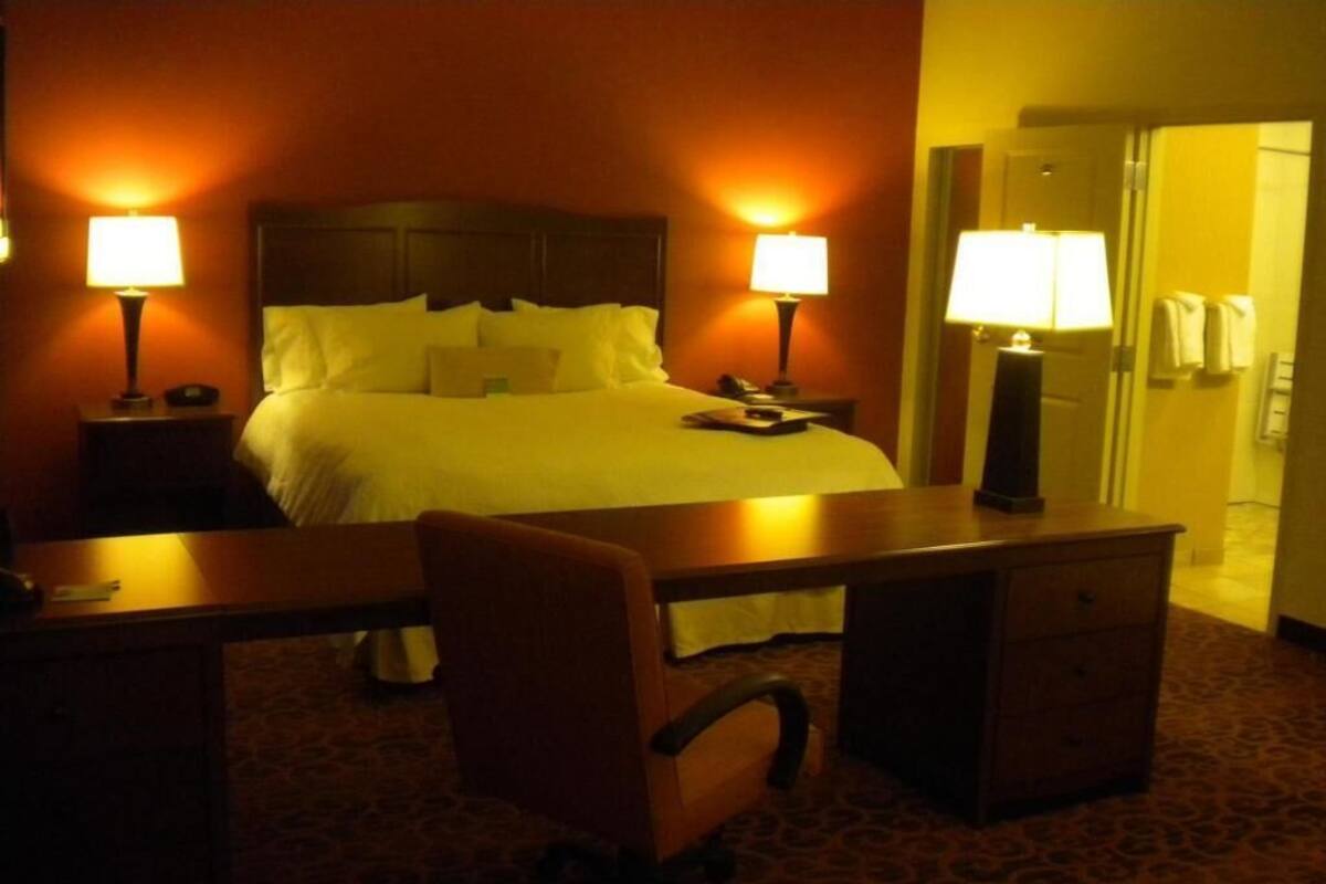 Caja de seguridad en la habitación y espacio para trabajar con laptop