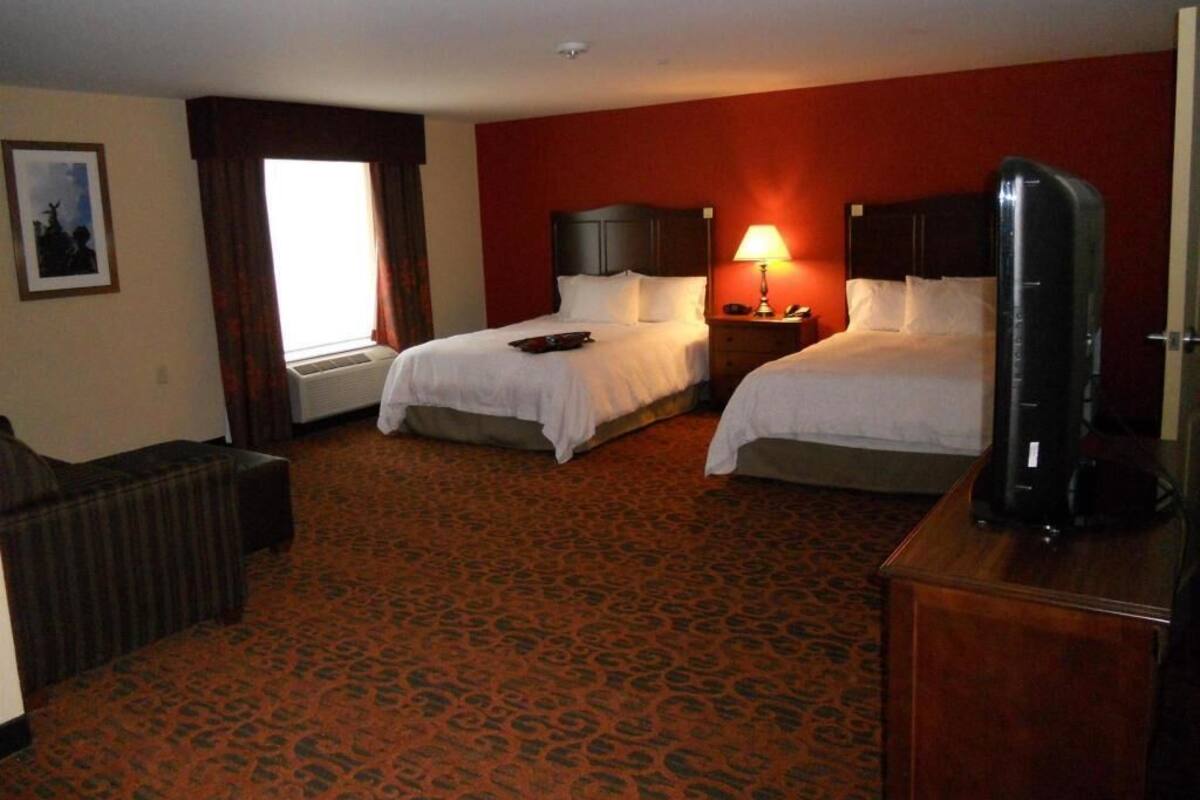 Caja de seguridad en la habitación y espacio para trabajar con laptop