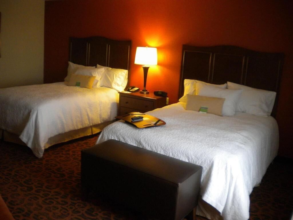 Caja de seguridad en la habitación y espacio para trabajar con laptop 