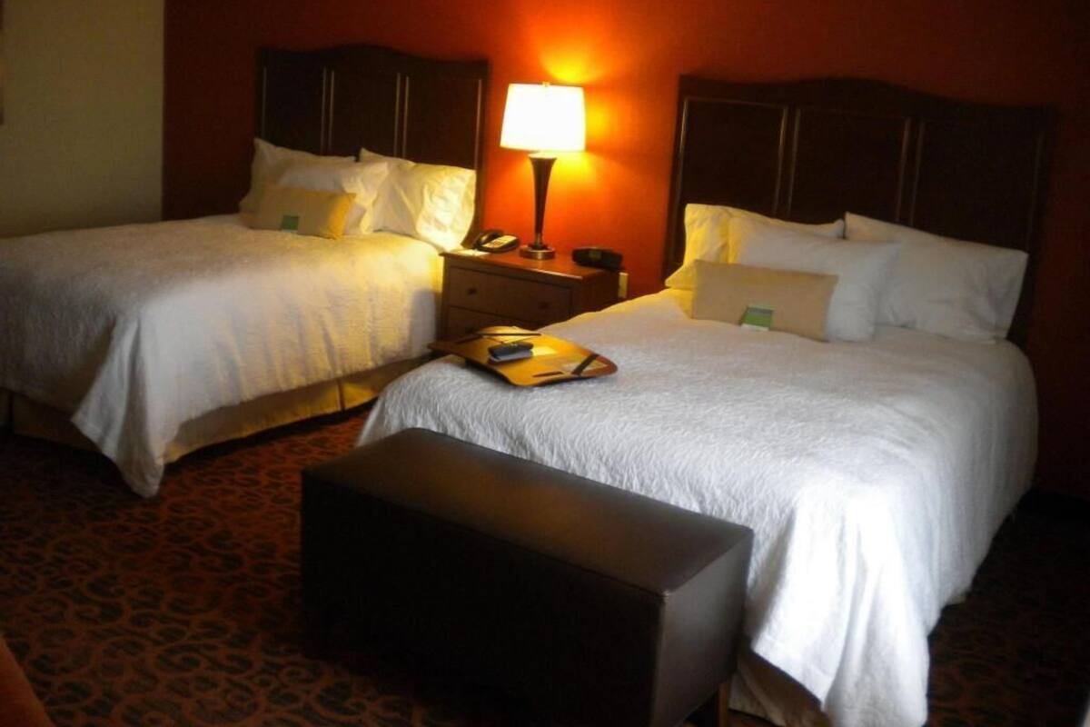 Caja de seguridad en la habitación y espacio para trabajar con laptop