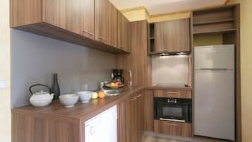 Frigorífico, microondas, placa de cocina y lavavajillas