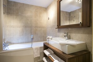 Secador de pelo y toallas