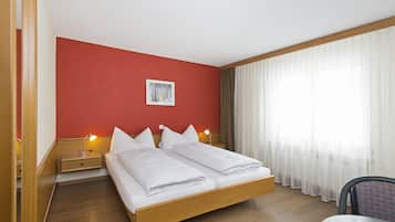 Een minibar, een kluis op de kamer, een bureau, geluiddichte muren