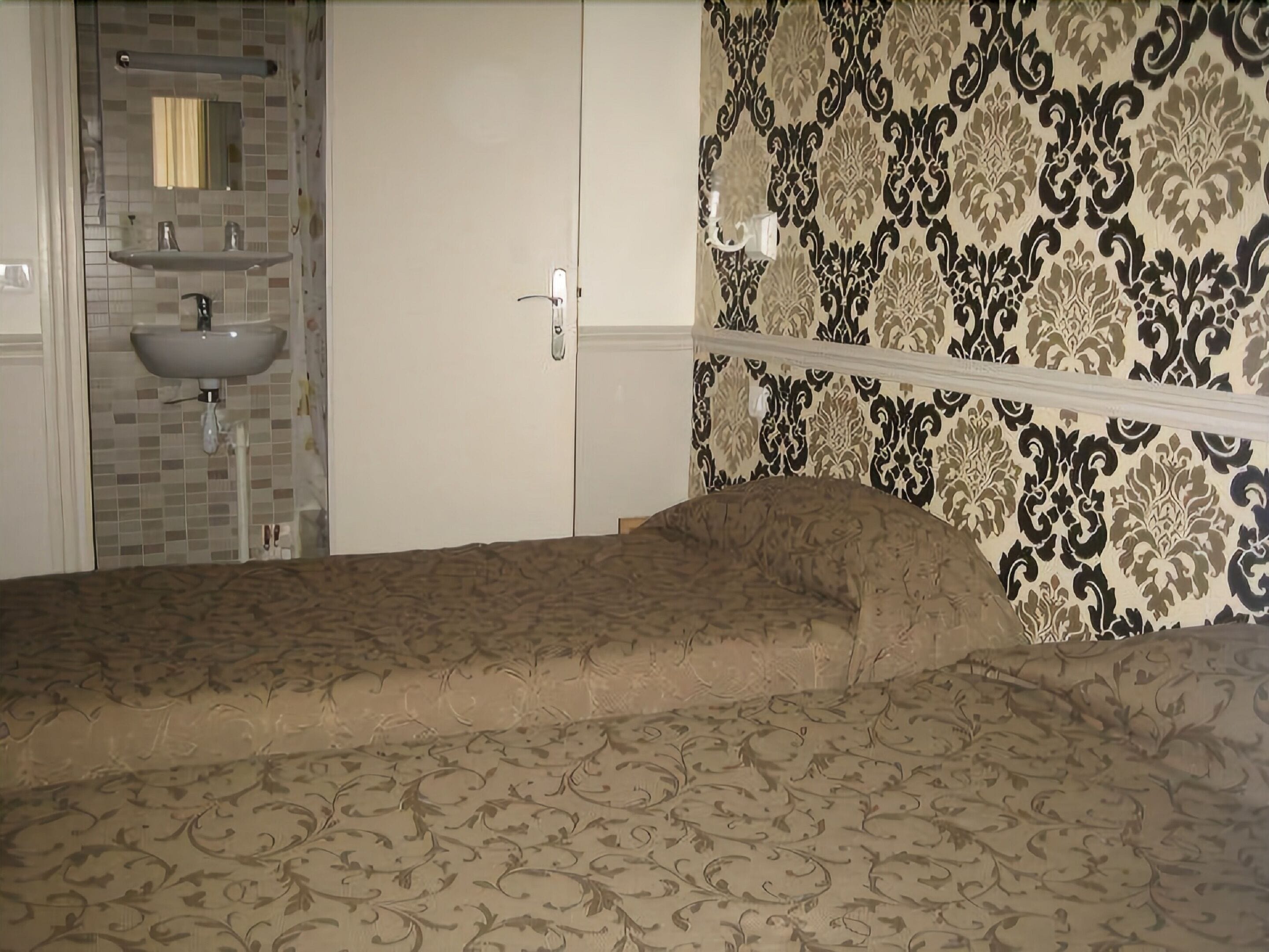 twin room | in-room safe, desk, soundproofing, free wifi